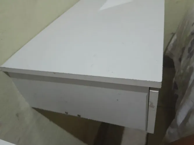 Mesa suspensa, ótima para usar como penteadeira 