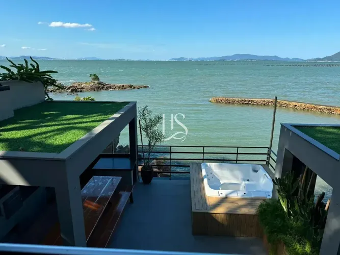 Casa pé na areia a venda, 315m², 5 dormitórios, sendo 2 suíte, Praia de Fora - Palhoça - S