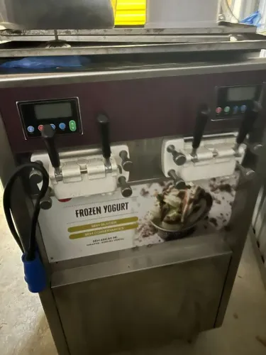 Máquina Soft justin <br>Cuba de 7 litros refrigerada <br>3 alavancas com misto <br>220v