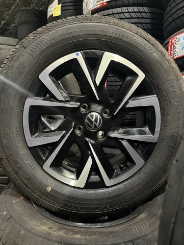 Jogo de rodas aro 15 com pneus Goodyear 205/60/15 semi novo 