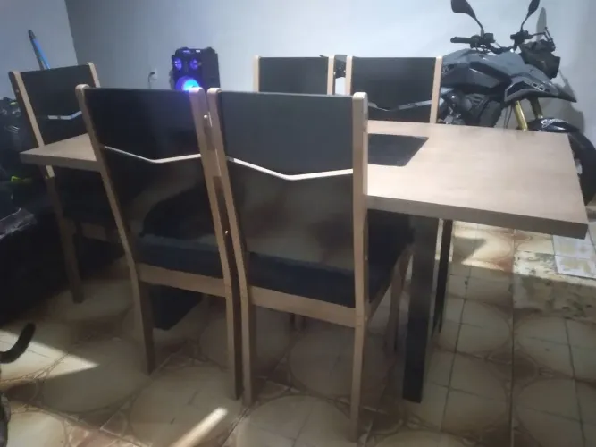 Mesa grande com 6 cadeiras