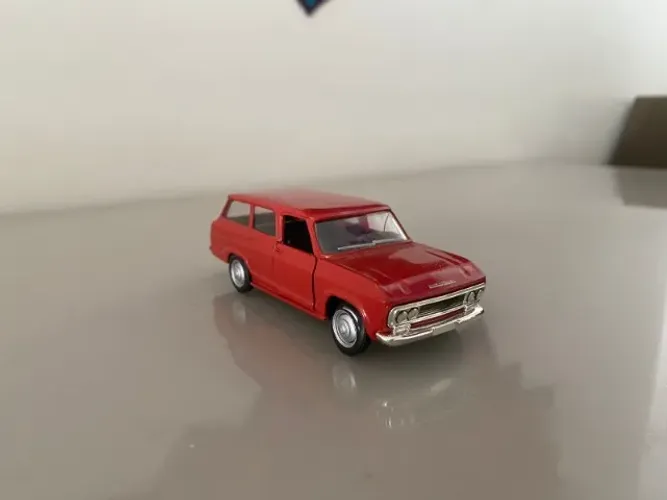 Miniatura Chevrolet Veraneio Vermelha - Colecionável