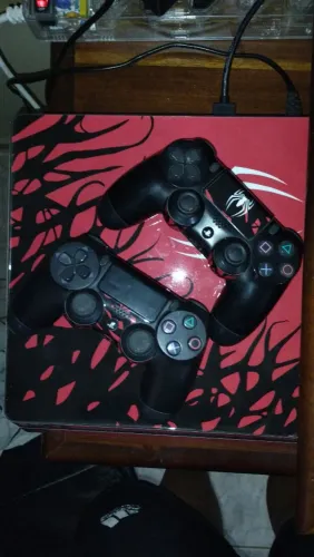 PS4 slim (1 Tera) de memória 2 Controles+base carregadora+jogo mídia física