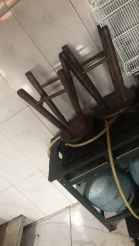 Vende-se 1 geladeira 1 ilha expositora 2 freezer 1 fogão industrial 2 boca