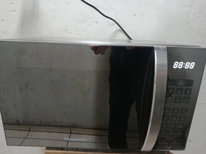 Microondas Panasonic porta espelhada cinza 220v 30 litros 