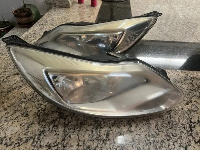 Par de farol original do Ford Focus
