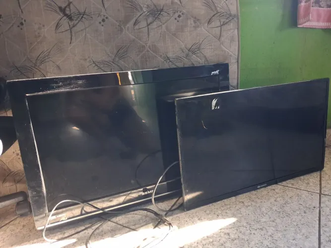Vendo 2 TV uma smarth a outra NÃO.