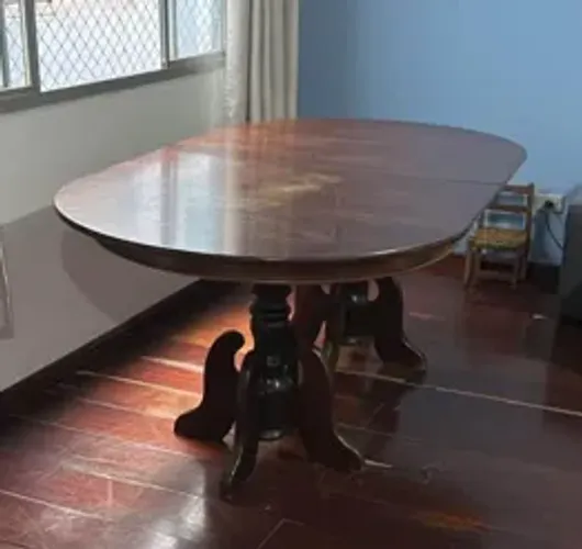 Mesa Oval Executiva em Madeira Maciça (6 a 8 Lugares)
