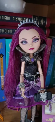 boNECA EVER AFTER HIGH Raven Queen primeira edição (First Chapter) completa