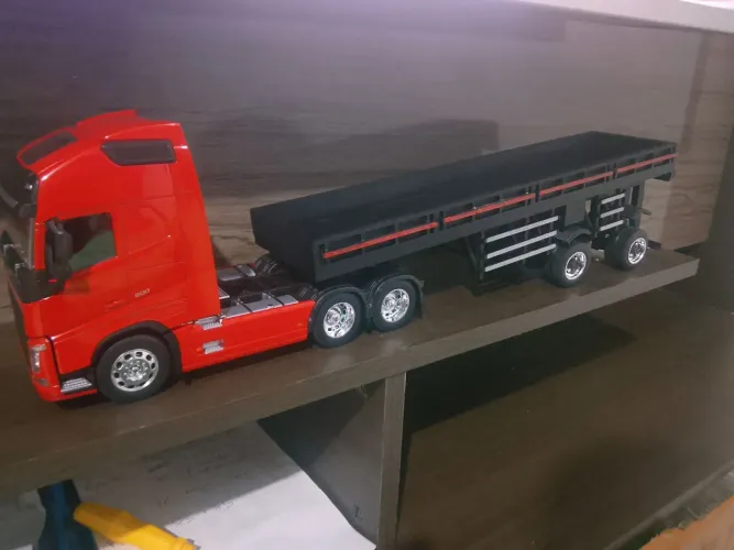Miniatura volvo com carreta Scala 1.32
