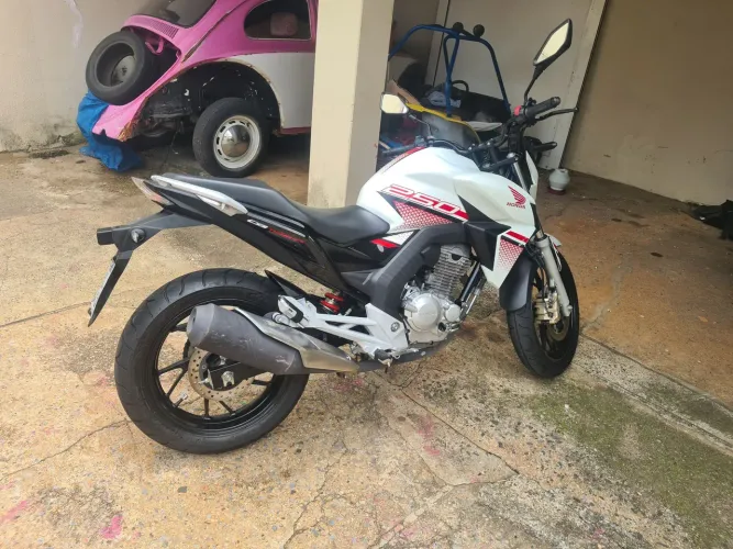 Vendo ou troco Twister 18zera com baixo km.