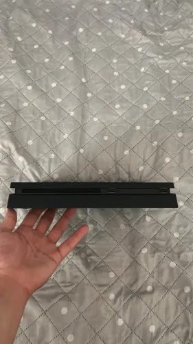 PS4 slim 1 t, acompanha dois controles 