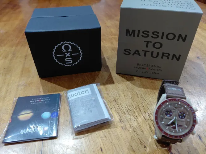 Relógio Swatch x Omega - Bioceramic Moonswatch Mission to Saturn