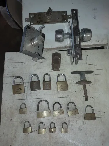 Lote com cadeados e fechaduras antigas