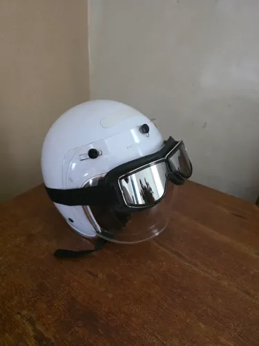 Capacete Custon Vintage com óculos.