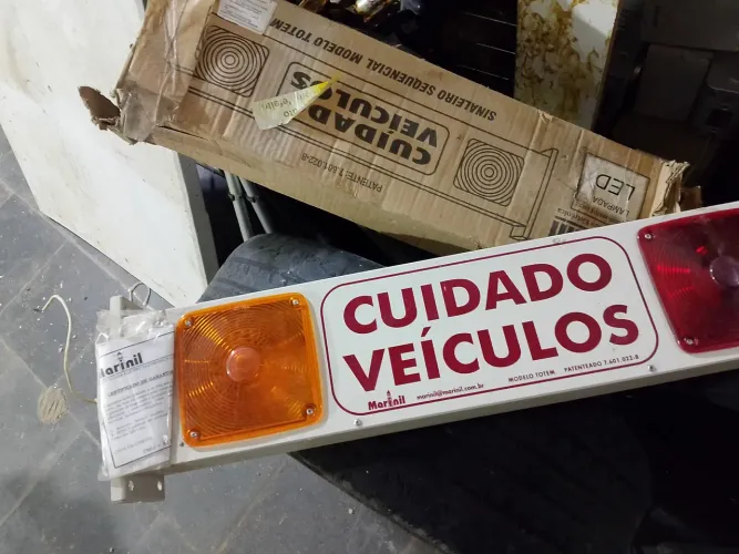 Sinaleiro pra sids de veículo.