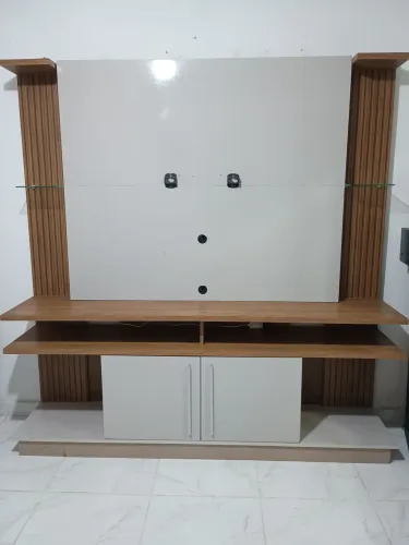 Rack painel semi-novo suporta TV até 60 polegadas