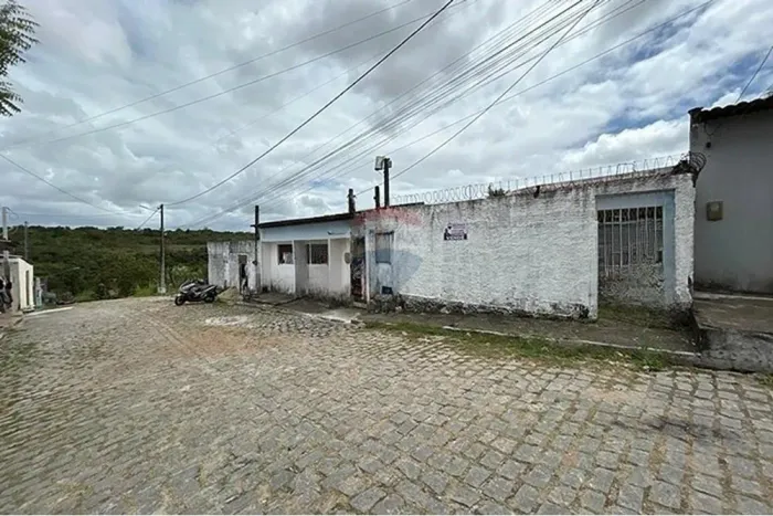 Terreno com duas casas e 4 kitnets
