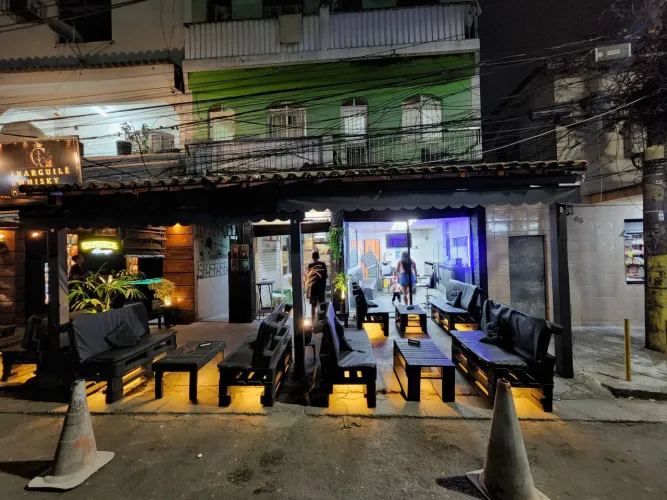 VENDO OU FAÇO ROLO EM MESAS DE BAR DE MADEIRA
