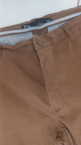 Uma calça masculina caramelo tamanho 46 usada