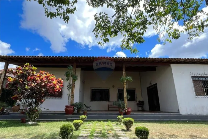 ALUGA-SE CASA PARA FINS COMERCIAIS