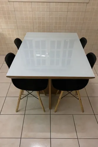 ? Mesa de Jantar com 4 Cadeiras (tampo branco)