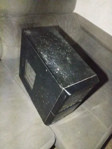 Gabinete de computador preta com todas as peças dentro placa mãe processador forte memória