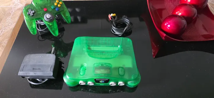 Nintendo 64 Kiwi + Controle original e cabos - Carcaça com detalhes
