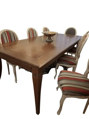 Mesa madeira maciça com oito cadeiras. Tamanho: 2,50 m X 1,10 m