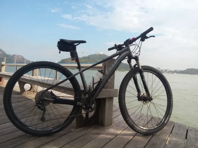 Specialized tamanho 15.5"<br>18 velocidades 2 x 9<br>Cassete tamanho 42<br>Pedal clipe vai junto