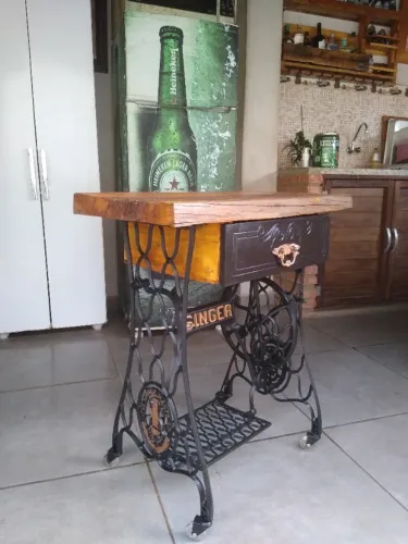 Aparador com Pé de Máquina de Custura 