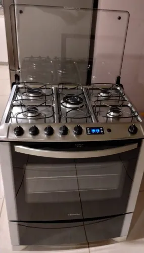 Fogão Electrolux 5 Bocas, Tripla chama,Timer, relógio e sist.segurança corta gás no forno 