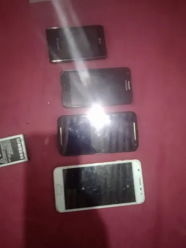 Vendo esses quatro celular antigo para retirada de peças