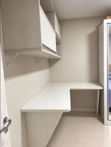 Mesa para escritório e armário em MDF