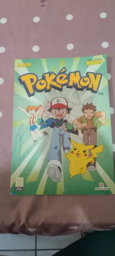 Álbum antigo do Pokémon completo.