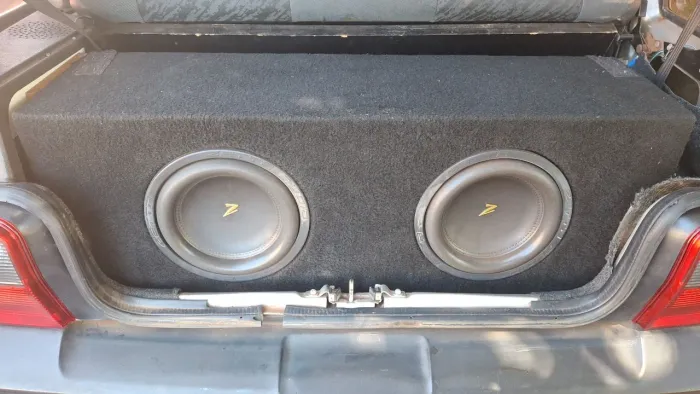Vendo caixa de som completa. Com 2 graves de 10 de 450 rms cada !