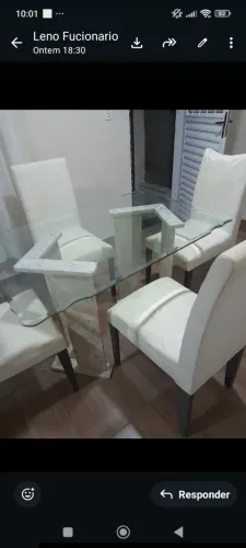 Mesa de vidro com os pés de mármore 