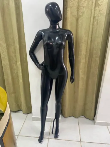 Manequin Slim feminino preto de plástico.