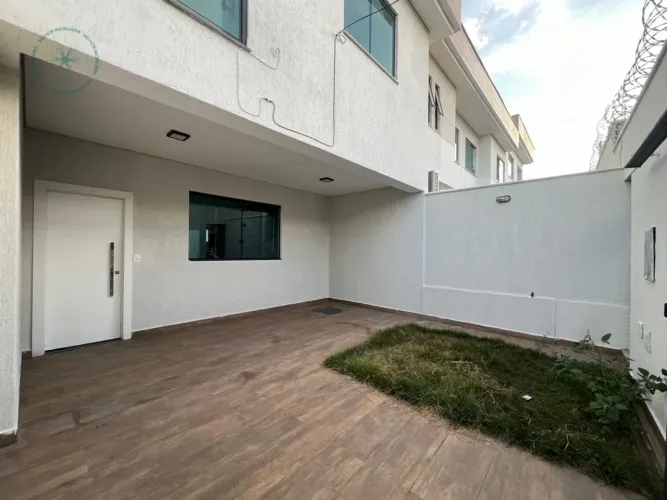 Casa Geminada á venda no bairro Copacabana, Belo Horizonte - MG.