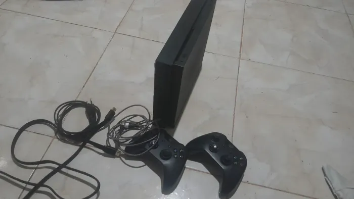 Xbox one x de 1TB  de memória. 