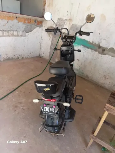 Vendo moto elétrica não querendo carregar,