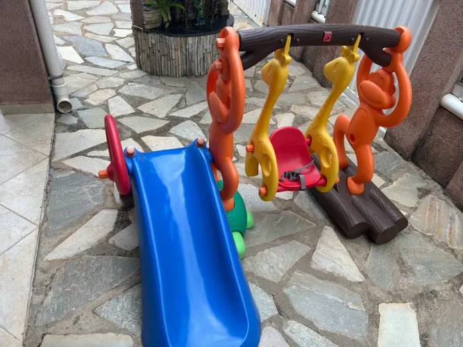 Playground escorregador e balanço 