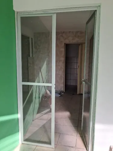 Porta de alumínio de abrir com 2 folhas de vidro 