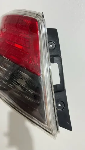 Farol lado motorista traseiro para Prisma 2015 com pequeno trincado
