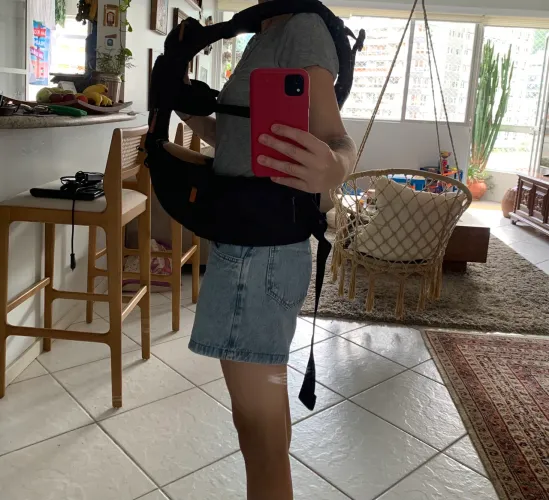 Cangurú com banquinho de apoio