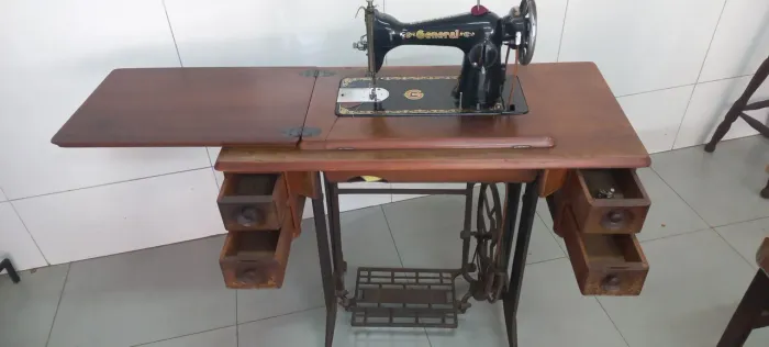 Maquina de costura antiga 
