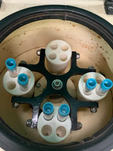 centrifuga de laboratório funcionando