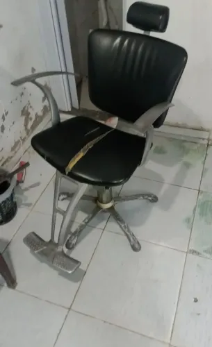 Pra vender duas cadeiras de barbeiro ?