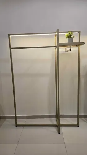 Arara para roupas loja em metalon dourado com nicho e LED COB