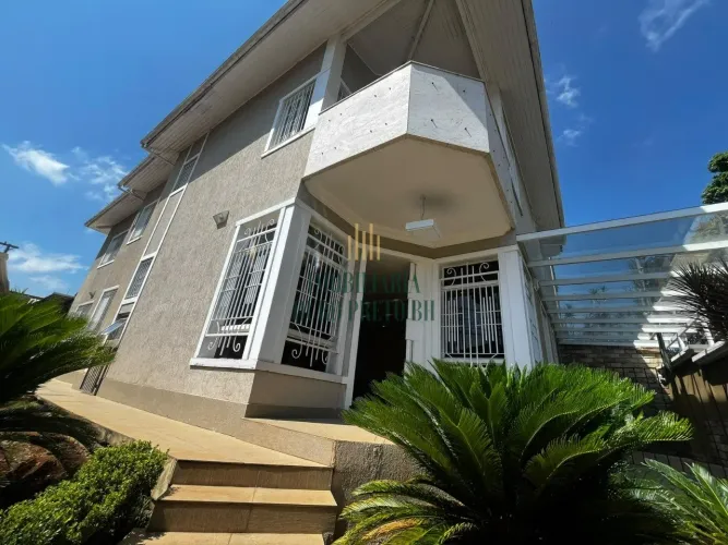 Casa Ampla e Sofisticada com 650m², 5 Quartos e 4 Vagas - Dona Clara
